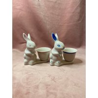 Schöne Eierbecher Hase Figur. Zwillinge, Mädchen Und Junge von MarketOfLondon