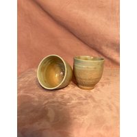 Wunderschönes Set Von 2 Steinzeug Griffen Tassen Für Grünen Tee von MarketOfLondon
