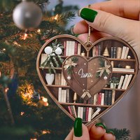 Personalisierte Buchliebhaber Weihnachtsverzierung, Acrylherz-Bücherregal Personalisierte Buchliebhaber Weihnachtsverzierung, Acrylherz-Bücherregal von Markichter