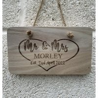 Personalisiertes Hängendes Hölzernes Brautpaar/Hochzeit/Gerade Vermählt/Mr & Mrs Zeichen | 22 cm X 12, 5 2 cm Auf Schwerer Juteschnur von MarksAndSparkles