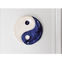 Handgefertigter Keramik-Wandbehang Yin Und Yang | Wandkunst Wanddekoration Keramik Inneneinrichtung Dunkelblau von MarlotCeramics