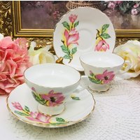 Zwei Magnolien-Teetassen Mit Untertassen Zwei Magnolien-Teetassen Mit Untertassen von MarquisTreasures