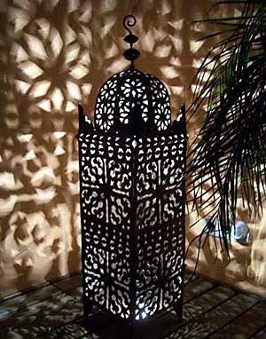 Orientalische Laterne aus Metall Schwarz Frane 105cm groß | Marokkanische Gartenlaterne für draußen, Innen als Bodenlaterne | Marokkanisches Gartenwindlicht Windlicht hängend oder zum hinstellen von Marrakesch Orient & Mediterran Interior