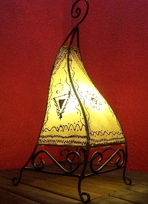 Orientalische Tischlampe Marrakesch 50cm Lederlampe Hennalampe Lampe | Marokkanische kleine Tischlampen aus Metall, Lampenschirm aus Leder | Orientalische Dekoration aus Marokko, Farbe Natur von Marrakesch Orient & Mediterran Interior