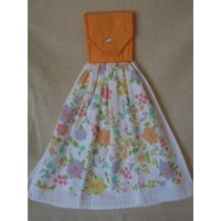 Küchenhandtuch Frühlingsblumen, Apricotfarben Mit Karabinerverschluss von Marshaslilcraftpatch