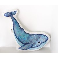 Wal Kissen Aus Bio-Baumwolle, Aquarell Maritime Dekoration Fürs Kinderzimmer Wal Kissen Aus Bio-Baumwolle, Aquarell Maritime Dekoration Fürs Kinderzimmer von MartaDalloul