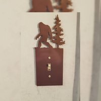 Bigfoot Sasquatch Lichtschalter Platte | Skurriler Home Decor Akzent von MartinMetalwork