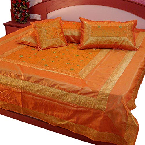 Indische Banarasi Tagesdecke Designer Stickerei Seidenbrokat Arbeit - Reine Seide mit Kissenbezüge (Orange) von Marusthali