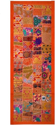 Marusthali Indische Wandbehänge, handgefertigt, bestickt, Patchwork, alte hängende Wandkunst, Vintage-Wandteppich, alter Sari-Schnitt, Wandbehang, Parda (Orange, 50,8 x 152,4 cm) von Marusthali