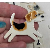 Beagle Wunderliche Lustige Hund Handgemachte Porzellan Keramik Kunst Brosche Pin Tile Von Mary D Tiles Porzellanfliese von MaryDTiles