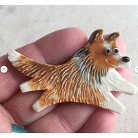 Shetland Sheepdog Sheltie Wunderlicher Lustiger Hund Handgemachte Porzellan Keramik Kunst Brosche Pin Tile Von Mary D Tiles Porzellanfliese von MaryDTiles