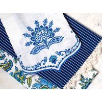 Mary Disomma's Dekorative Geschirrtücher Blumendruck, Marineblaues Streifen-Gewebe Mit Spitzenborte, Besticktem Leinen, Dekorativen Perlen von MaryDiSommaKitchen