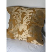 Alexandria Damast-In Gold Oder Hellbraun-Kissenbezug von MaryEllieDesigns