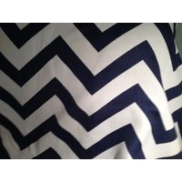 Antibes Chevron in Navy Indoor/Outdoor Kissenbezug von MaryEllieDesigns