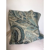 Cambay Paisley Print in Azurblau Von Schumacher von MaryEllieDesigns