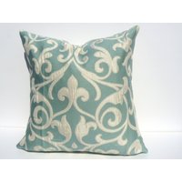 Celine Arabesque-Aqua Oder Azalee Kissenbezug von MaryEllieDesigns