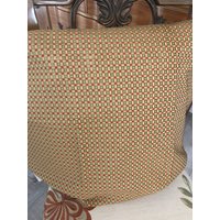 Copley Square in Ingwer Oder Nebel - Dieses Angebot Ist Für Ein Kissen von MaryEllieDesigns