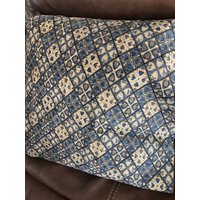 Eaton Chenille in Blau - Dieses Angebot Ist Für Ein Kissen von MaryEllieDesigns