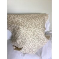 Folly in Temple Pink - Auflistung Ist Für Ein Kissen von MaryEllieDesigns