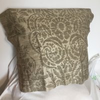 Malay Damask Print in Chanterelle, Putty Oder Kerzenlicht - Kissenbezug von MaryEllieDesigns