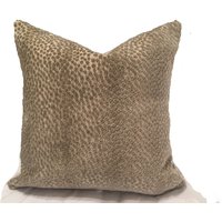 Nakuru Leinensamt in Zinn - Ein Kissen von MaryEllieDesigns