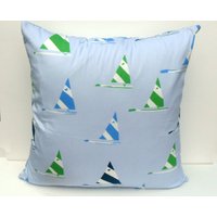 Segelboot in Himmel Und Knallknacker Himmelblau Oder Türkis 20x20 von MaryEllieDesigns