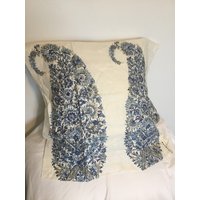 Shirala Paisley in Delft, Spice, Or Berry - Kissenbezug von MaryEllieDesigns