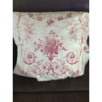Toile D'albert in Rot-One Kissenbezug von MaryEllieDesigns