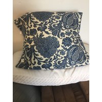 Umarmung in Blau Von Kravet von MaryEllieDesigns