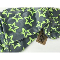 Kuschelweiche Hundedecke „ Sterne " Neondruck/Decke Für Hund Aus Nicki Fleece von MaryJessieDesigns