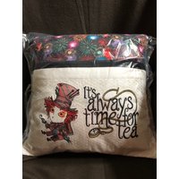 Benutzerdefinierte Dekorative Alice Im Wunderland Kissen Mit Abdeckung - Wählen Sie Ihren Lieblingscharakter & Fügen Einen Namen von MarysUniqueStitching