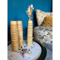 Gewürzmühle, Zweitiliges Set Aus Salz - Und Pfefferstreuer | Holz Geriffelt/Vase Ist Nicht Teil Des Angebots von MascheUndMaser