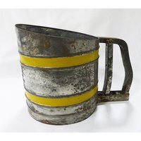 Chine Doppelte Bildschirm Mehl Sieb Mit Gelben Bänder Vintage Arbeiten Zu Sichten von MashliDesign