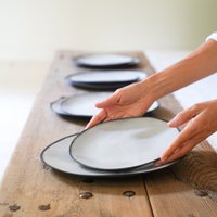 Handgefertigte Schwarz-Weiße Keramik-Salatteller | Raw Rim Steingut Set von MassaaStudio