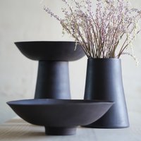 Hohe Sockelschüssel 10 "Set | Schwarz Steingut Herzstück Schale & Vase Duo Hohe Sockelschüssel 10 "Set | Schwarz Steingut Herzstück Schale & Vase Duo von MassaaStudio