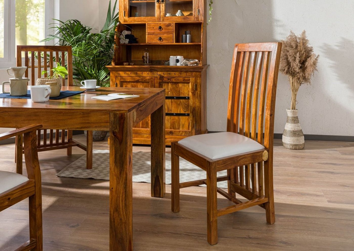 Massivmoebel24 Holzstuhl OXFORD (Extravaganter Stuhl, mit luftiger Rückenlehne die bis zum Boden reicht, inklusive Polsterung, braun lackiert 43x50x109 Akazie montiert), hochwertiges Edelholz, authentische Holzadern, aufwendige Schnitzereien und Verzierungen von Massivmoebel24