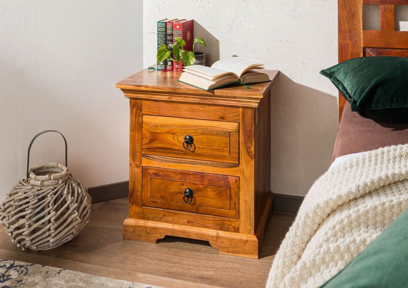 Massivmoebel24 Nachttisch OXFORD (Nachttisch mit Schubladen im Landhausstil, braun lackiert 52x40x54 Akazie montiert), Klavierbeschläge,Metallleisten mit Noppen,Urtümliche Haltekeile,detailreich und stilvoll,dekorativer Kranz auf Oberseite,Schubladen auf Holzlaufschienen,Türen in Kassettenform,Handgriffe aus Metall in Sonnenform von Massivmoebel24
