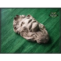 Löwenkopf Giebel Applikation, Geschnitztes Holz Gesicht, Holzschnitzerei Wandkunst Onlay von MasterOak