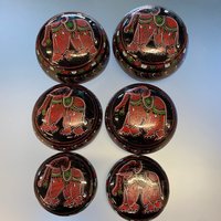 Vintage Set Von Drei Papier-Mache Handbemalte Elefant Lack Runde Nesting Trinket Box Schmuckschatullen Vintage Set Von Drei Papier-Mache Handbemalte Elefant Lack Runde Nesting Trinket Box Schmuckschatullen von Masterpearl