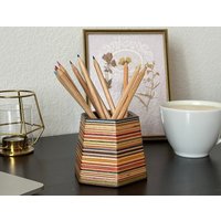 Unverwechselbare Stifthalter Hexagon-Design Aus Wiederverwerteten Skateboards - Jedes Stück Ist Ein Unikat Unverwechselbare Stifthalter Hexagon-Design Aus Wiederverwerteten Skateboards - Jedes Stück Ist Ein Unikat von Maszterstudio