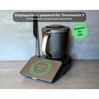 Thermomix Tm7 Displayschutz Mit Wunschtext - 3D-Gedruckte Displayabdeckung Schwarz Linien in Wunschfarbe & Optionalem Spatelhalter Thermomix Tm7 Displayschutz Mit Wunschtext - 3D-Gedruckte Displayabdeckung Schwarz Linien in Wunschfarbe & Optionalem Spatelhalter von Mat3DDesign