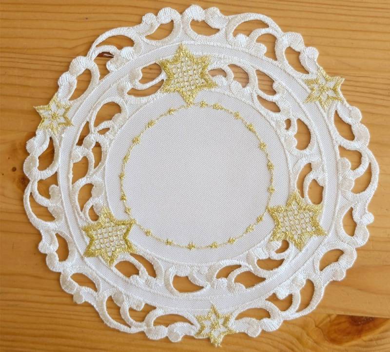matches21 HOME & HOBBY Tischdecke Tischdeckchen SELINA Stern Cutout Stick ecru gold Polyester Ø 20 cm (1-tlg), Pflegeleicht & waschbar bei 30 °C von matches21 HOME & HOBBY