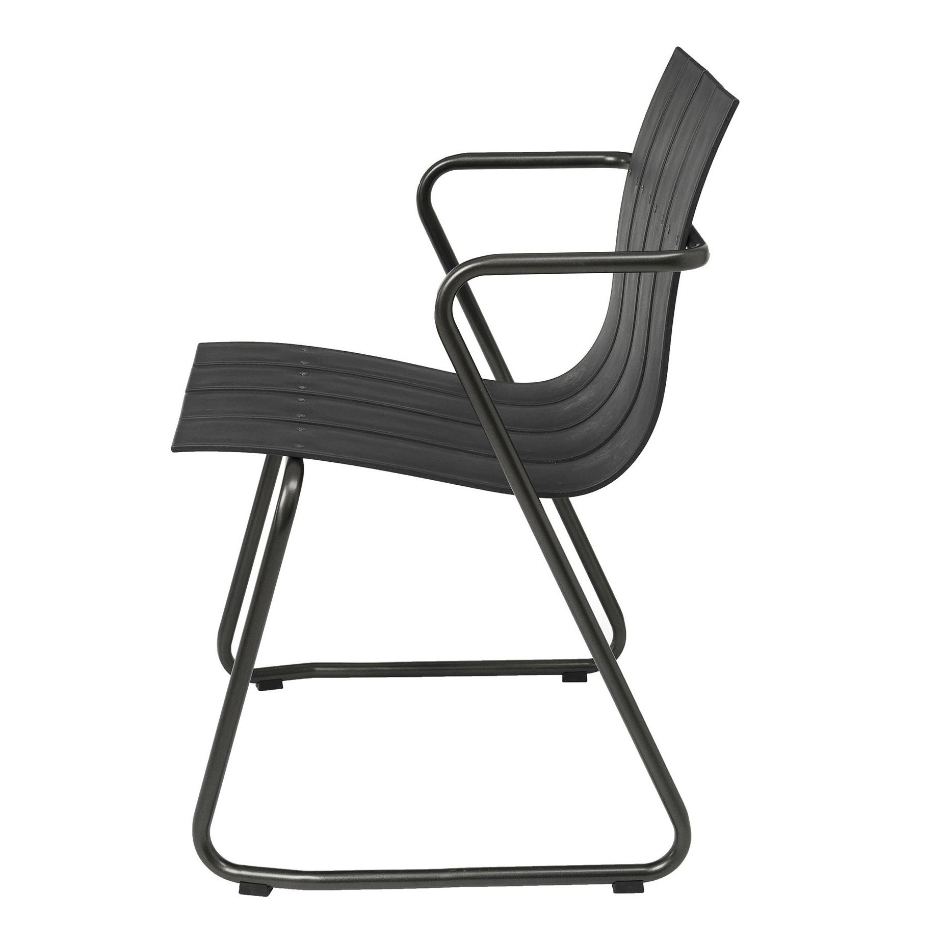 Mater - Ocean Armlehnstuhl - schwarz/Sitz recycelter Kunststoff/Gestell Stahl/BxHxT 60x81x56cm von Mater
