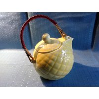 Vintage Außergewöhnliche Teekanne in Zartem Gelb 1960Er Jahre Vintage Außergewöhnliche Teekanne in Zartem Gelb 1960Er Jahre von MathildaVintage