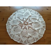 Vintage Weiße Runde Zierdecke Handarbeit Gehäkelt 1970Er Jahre Vintage Weiße Runde Zierdecke Handarbeit Gehäkelt 1970Er Jahre von MathildaVintage