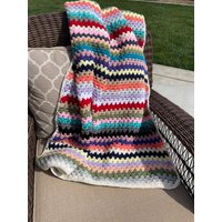 Bunt Gehäkelte Oma Stitch Decke - Handgemachter, Gemütlicher Überwurf Lebhafte Streifen 120 X 92 cm von MatildaTimeDesigns