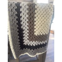 Neutral Getönte Oma Quadrat Babydecke - Puffy Border 31 "Handgemachte Häkelarbeit Creme, Braun, Grau von MatildaTimeDesigns