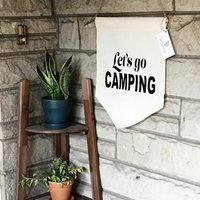 Handgemachtes Mittelgroßes "Let's Go Camping" Wandbanner - Hängender Wandanhänger von MatriarchHandmade