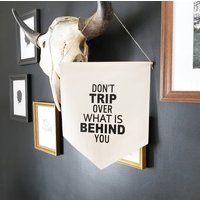 Handgemachtes "Stolpern Sie Nicht Über Das, Was Hinter Ihnen Ist" Wandbanner - Handgemachter Wandbehang Stoff Benutzerdefiniertes Wandschild von MatriarchHandmade
