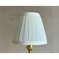 Plissee Lampenschirm Weißer Stoff Kronleuchter-Schirm Pilz Falte Kandelaber-Lampenschirm von MattAlfordStudio